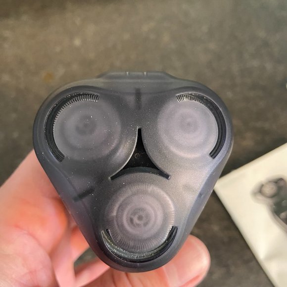 Philips Norelco 5000 Series Wet and Dry Electric Shaver - Picture 5 of 9